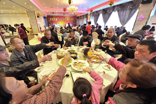 Traditional Chinese banquet with shared dishes and group toasting
